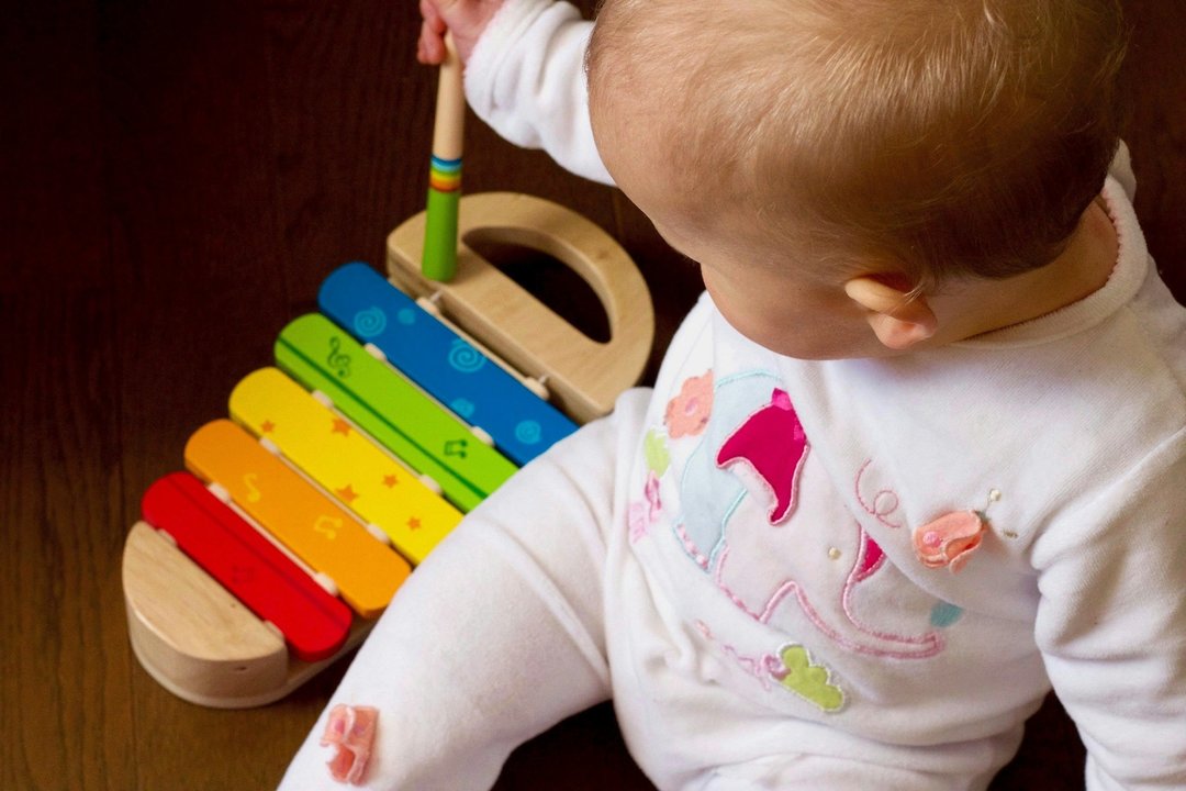 Į muzikos pamokas – kūdikiai nuo 6 mėnesių: ar tikrai ne per anksti?