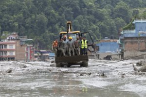 Po potvynių Nepalo ir Tibeto pasienyje Kinijos gelbėtojai ieško dingusiųjų