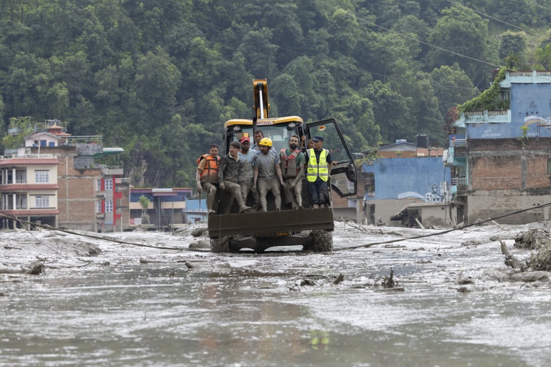 Po potvynių Nepalo ir Tibeto pasienyje Kinijos gelbėtojai ieško dingusiųjų