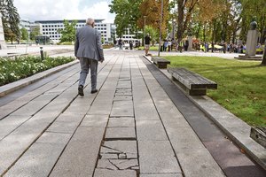 Pačiame Kauno centre – raudonuoti verčiantis vaizdas: moteris vos neišsisuko kojos