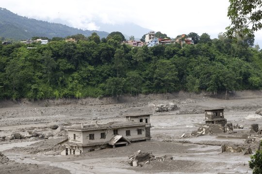 Po nuošliaužos Kinijos ir Nepalo pasienyje – pavojingas reiškinys: situacija gali būti dar rimtesnė
