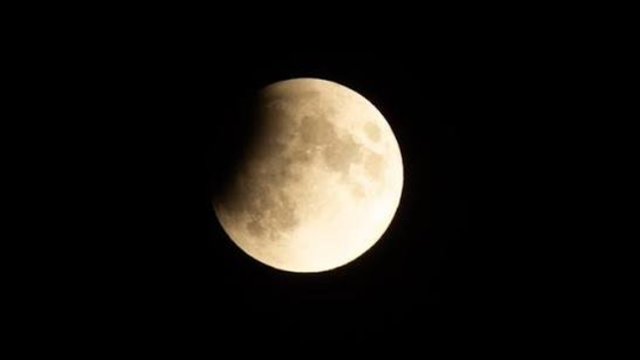 Dar vienas įspūdingas astronominis reiškinys: Europoje užfiksavo dalinį Mėnulio užtemimą