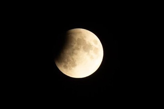 Dar vienas įspūdingas astronominis reiškinys: Europoje užfiksavo dalinį Mėnulio užtemimą