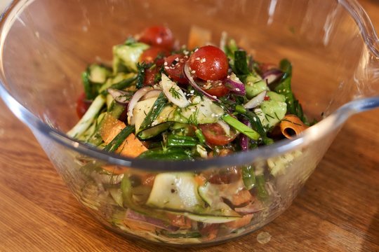 Azijietiškos salotos su cukinija: puikus receptas iš naujo atrasti paprastus ingredientus