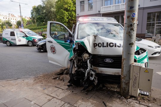 Vaizdai iš įvykio vietos: Vilniaus centre į avariją patekus policijos automobiliui nukentėjo 3 pareigūnės
