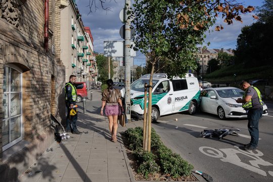 Vaizdai iš įvykio vietos: Vilniaus centre į avariją patekus policijos automobiliui nukentėjo 3 pareigūnės