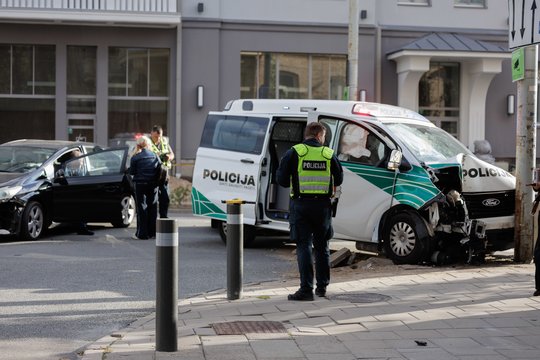 Vaizdai iš įvykio vietos: Vilniaus centre į avariją patekus policijos automobiliui nukentėjo 3 pareigūnės