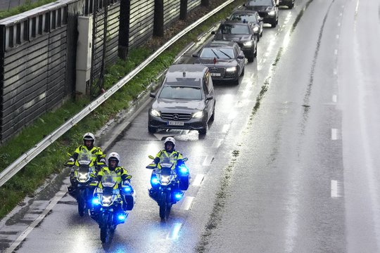 Procesija su Norvegijos karaliaus Haraldo karstu pajudėjo iš ligoninės į rūmus