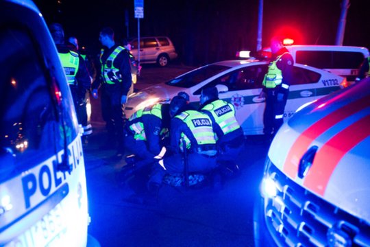 Panevėžio centre siautėjo girti chuliganai – daužė mašinas, kibo prie kavinės lankytojų