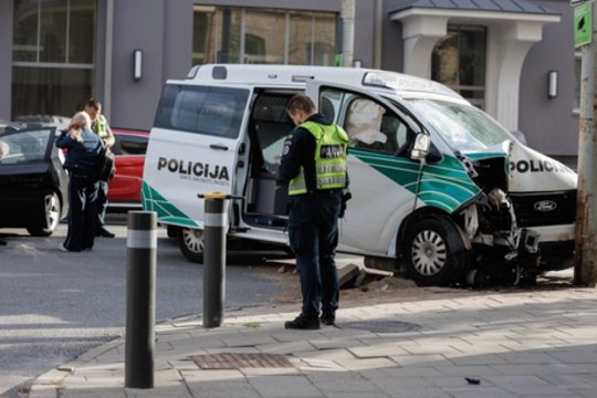 Į iškvietimą skubėjusių pareigūnių kelionė baigėsi smūgiu: policijos automobilis rėžėsi į stulpą