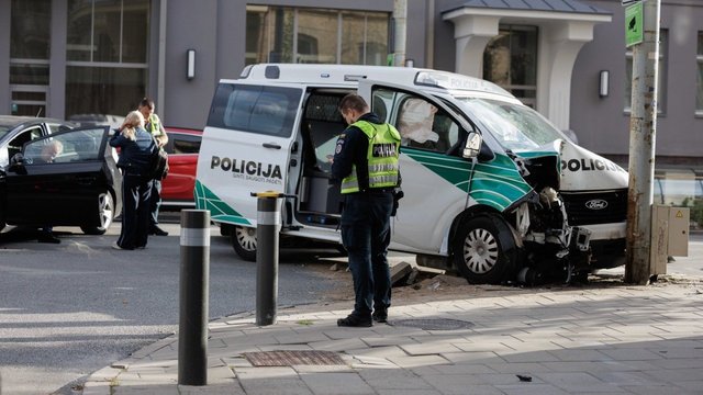 Į iškvietimą skubėjusių pareigūnių kelionė baigėsi smūgiu: policijos automobilis rėžėsi į stulpą