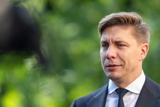 Dėl Vyriausybės vėlavimo – strigę darbai Seime: bakstelėjo ir M. Sinkevičius
