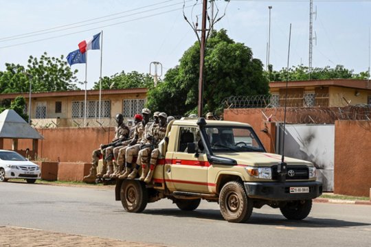 Nigerio sostinėje visą naktį aidėjo šūviai ir sprogimai