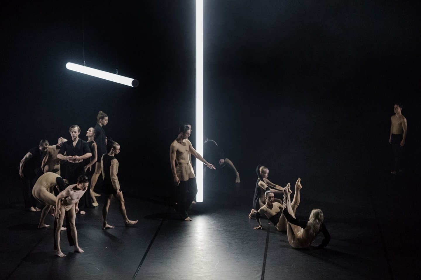 Scena iš klaipėdietės choreografės A.Šeiko šokio spektaklio „Pasiskolinti peizažai“.<br>I.Pix nuotr.