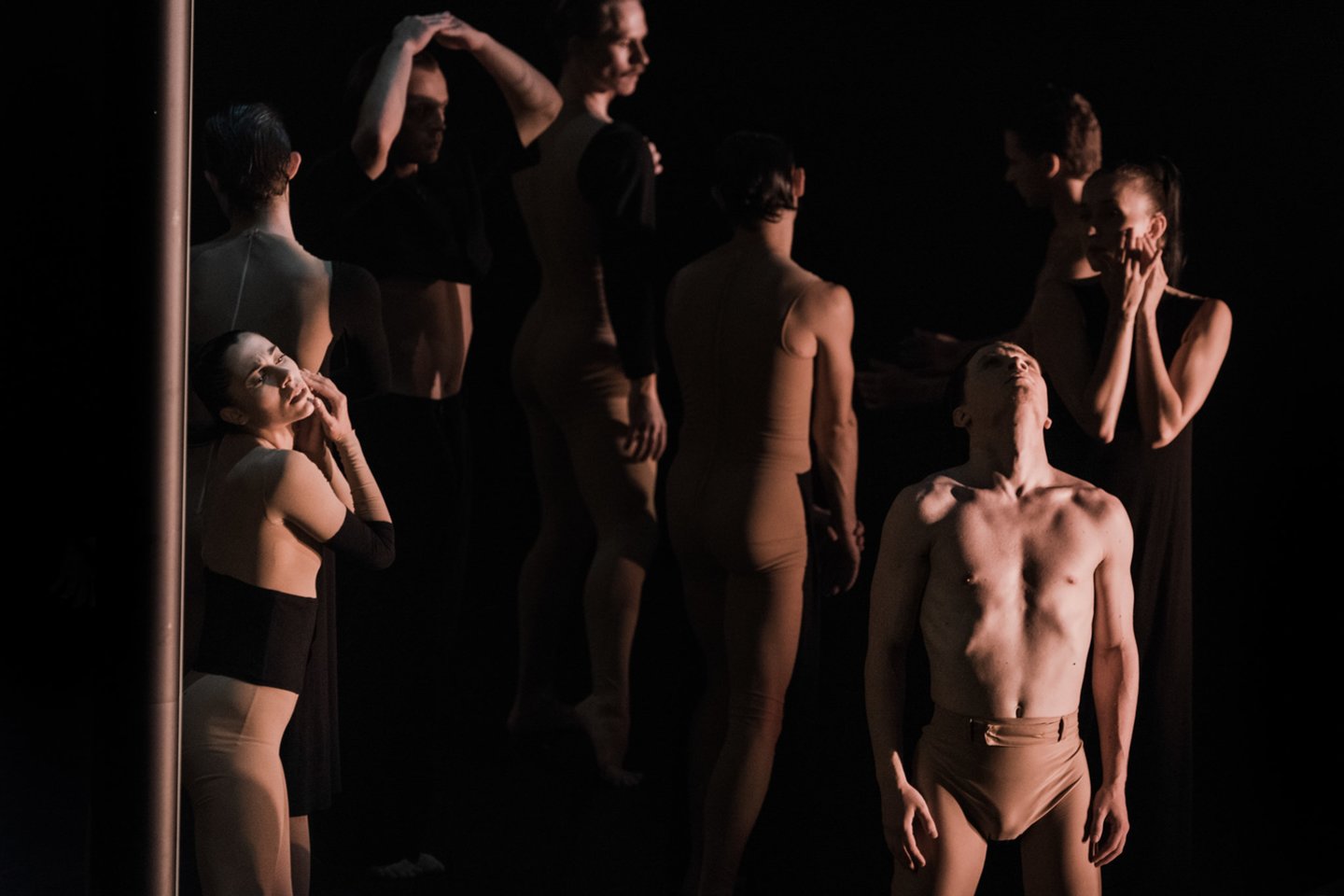 Scena iš klaipėdietės choreografės A.Šeiko šokio spektaklio „Pasiskolinti peizažai“.<br>I.Pix nuotr.