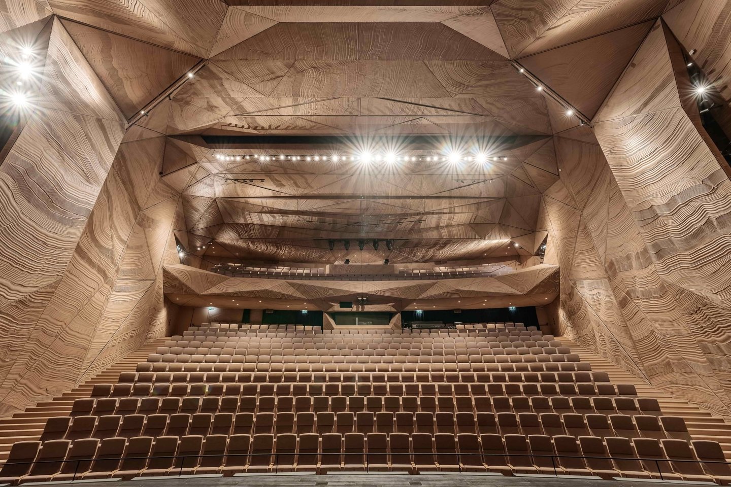 Klaipėdos muzikiniame teatre labai teisingai ir žmogiškai suprojektuota žiūrovų erdvė.<br>KMT nuotr.