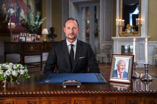 Norvegijos karalius Hokonas VIII pasakė pirmąją viešą kalbą velionio tėvo atminimui