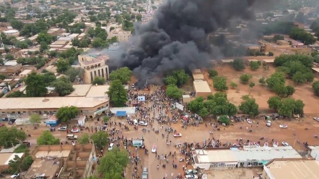 Nigerio sostinėje prasidėjo neramumai: pirmiausia smogta oro uosto bazei