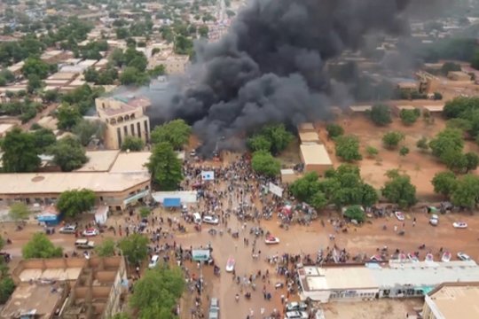 Nigerio sostinėje prasidėjo neramumai: pirmiausia smogta oro uosto bazei