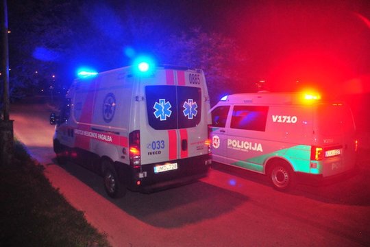 Biržuose chuliganas žiauriai sumušė praeivį: auka po smūgių gydoma ligoninėje