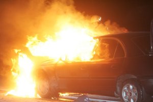 Raudondvaryje naktį liepsnos prarijo BMW: įtariamas tyčinis padegimas