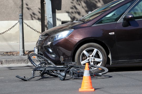 Vilniuje per avariją sužeisti du dviratininkai: kaltininkė – „Škoda“ vairuotoja