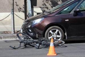 Vilniuje per avariją sužeisti du dviratininkai: kaltininkė – „Škoda“ vairuotoja