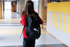 Nors visoje Europoje tvarka griežtėja, Lietuvos mokyklos pačios spręs, kaip riboti telefonus