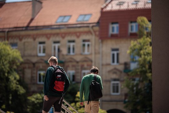 Seime iškeltai idėjai privalomai mokytis iki 18 metų – pedagogų kritika: nemotyvuoti jaunuoliai tik trintų suolą