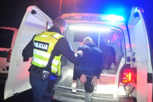 Dėl smurto artimoje aplinkoje sulaikytas vyras sužalojo du Panevėžio policininkus