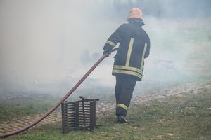 Kėdainių rajone sudegė apie 500 supresuotų šiaudų ryšulių