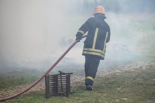 Kėdainių rajone sudegė apie 500 supresuotų šiaudų ryšulių