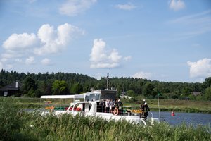 Ugniagesiai gelbėjo Platelių ežere laive užstrigusius žmones