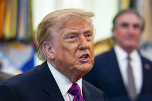 D. Trumpas paskelbė DI sukurtą vaizdo įrašą, kuriame esą atakuojama Irano Chargo sala
