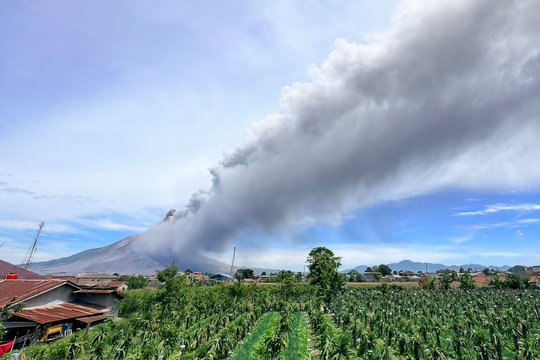 Indonezijoje išsiveržė Sinabungo ugnikalnis, į orą pakilo 3,5 km aukščio pelenų stulpas