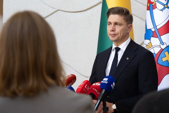 „Aš niekaip nesusijęs su tomis aplinkybėmis“: M. Sinkevičiui toliau tenka aiškintis dėl žmonos darbo