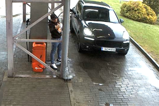 Vogti kuro vyras į degalinę atvažiavo prabangiu „Porshe“ – policija prašo pagalbos