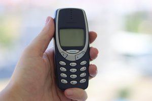 26 metai, o ji vis dar veikia – Lietuvos žmonės tebenaudoja legendinius „Nokia 3310“