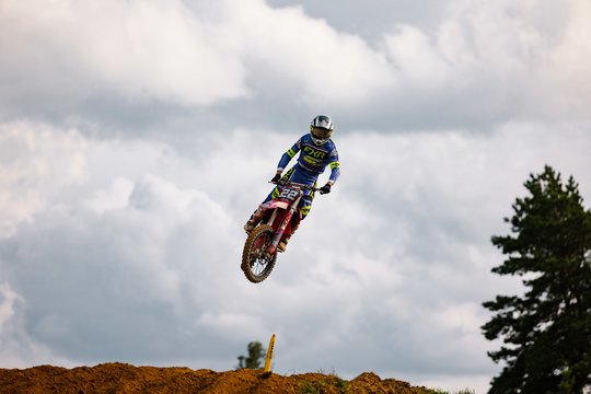 Lietuvos motokroso čempionatas Aliuose: kritimai, intriga ir įspūdingas Adrijos Skudutytės sugrįžimas