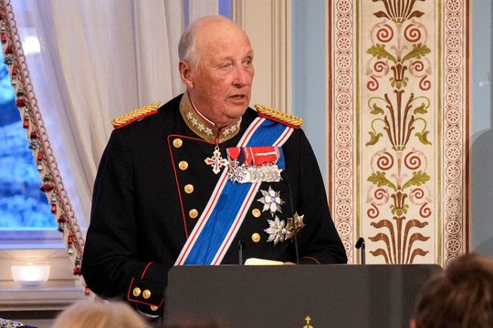 Karstas su Norvegijos karaliaus palaikais perkeltas į karališkųjų rūmų koplyčią