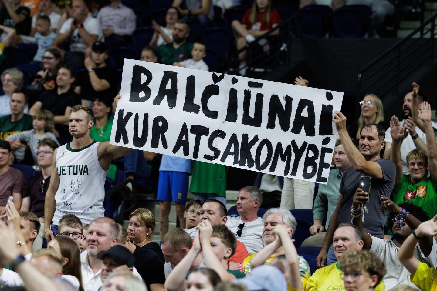 Sirgaliai iškėlė plakatus M. Balčiūnui.<br>V. Skaraičio nuotr.