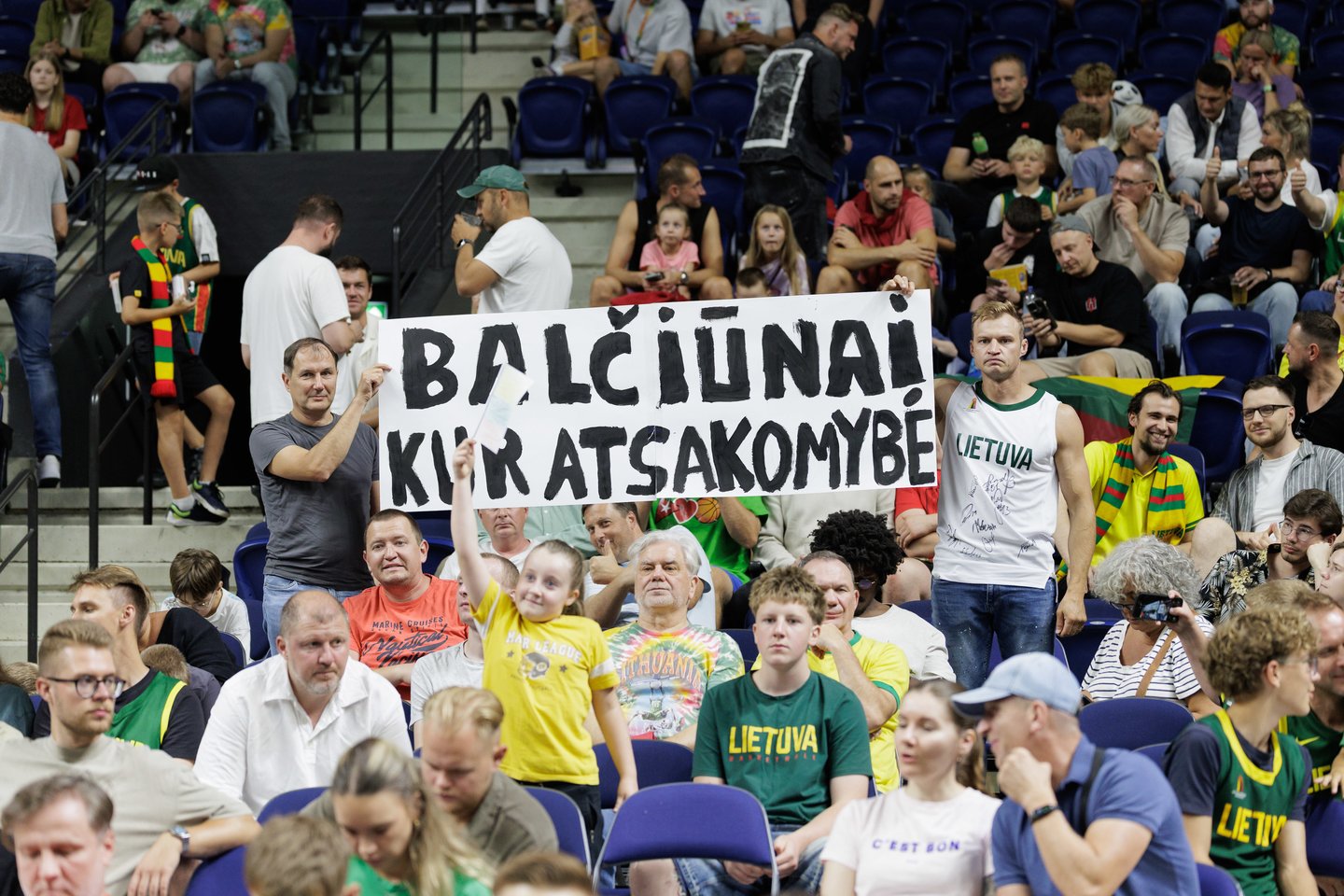 Sirgaliai iškėlė plakatus M. Balčiūnui.<br>V. Skaraičio nuotr.