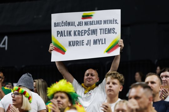 Per rungtynes su bosniais – pikti sirgalių plakatai Lietuvos krepšinio vadui M. Balčiūnui
