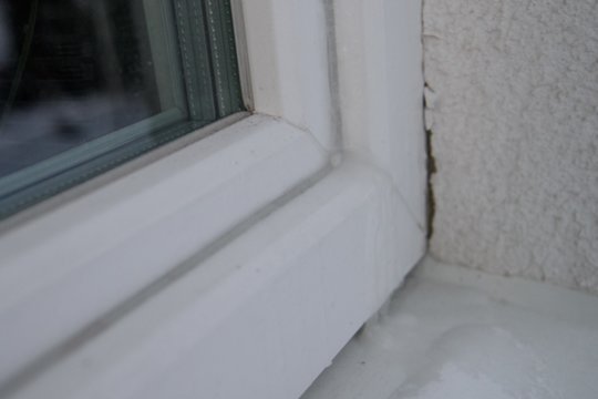 Vilniuje į butą pro langą įsibrovęs vagišius pagrobė pinigus ir juvelyrinius dirbinius