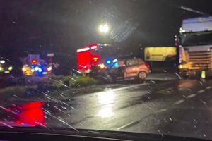 Naktinė avarija Rokų plente: po susidūrimo su vilkiku iš „Škoda“ vaduota prispausta moteris