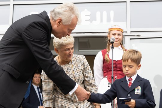 G. Nausėda Rugsėjo 1-ąją pasitiko mokinių minioje: kadrai iš šventės