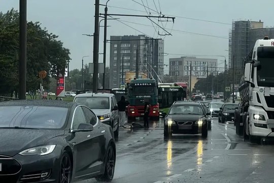 Kaune – automobilio ir motociklo susidūrimas: į Pramonės prospektą skubėjo tarnybos