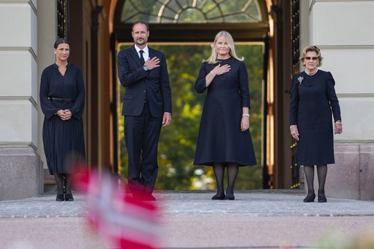 Norvegijos karaliaus Hokono VIII priesaikos ceremonijoje jo žmona nedalyvaus