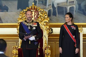 Norvegijos karalius Hokonas VIII davė priesaiką parlamente – žmona nedalyvavo