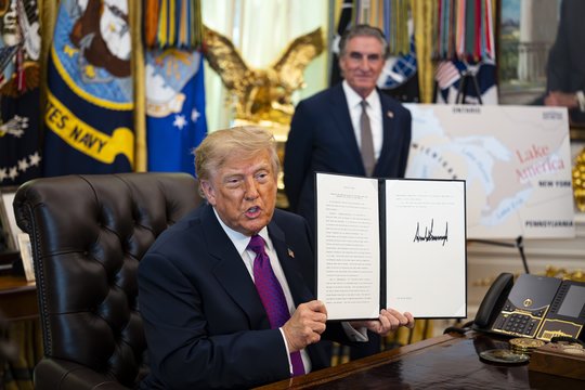 Dauguma amerikiečių – prieš D. Trumpo muitus ir Ontarijo ežero pervadinimą
